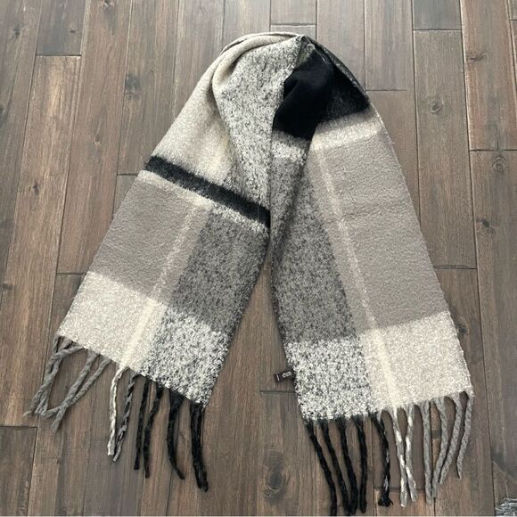 Eyeful Plaid Fringe Winter Blanket Scarf - Picture 2 of 5